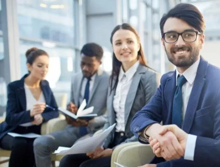 junge Menschen in Business-Kleidung sitzen zusammen
