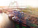 Ein generiertes Bild mit Containerschiffen und Aktionekurven im Hintergrund