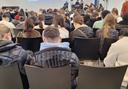 Junge Menschen in der Aula der Hochschule Helbronn von hinten