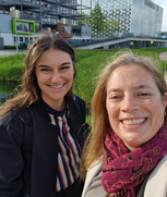 Zwei Projektmitarbeiterinnen stehen vor einem Schtriftzug der Stadt Zwolle