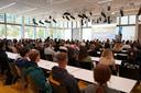 Studierende sitzen in einem Vorlesungsraum und hören einem Vortrag zu