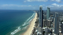 Der kilometerlange Stand der Gold Coast in Australien, mit all seinen großen Bauten
