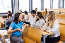 Studierende unterhalten sich im Vorlesungsraum