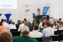 Eine Frau spricht auf einer Konferenz und alle hören zu.