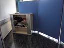 Raum der Stille Sontheim - das Bild zeigt Schrank und mobile Stellwand.