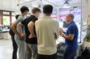 Junge Menschen vor einer Industrieanlage