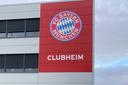 Gebäude mit dem Logo des FC Bayern München an der Fassage