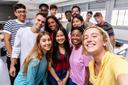Lächelnde größere Studentische Gruppe