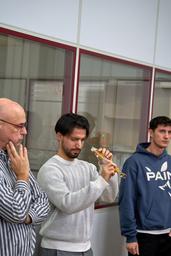 Ein Student schaut durch ein Messrohr