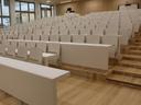 Tiefenhörsaal mit 2 unterfahrbaren Arbeitsplätzen in der ersten Reihe
