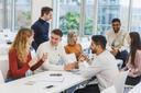 Studierende am Tisch im Hörsaal