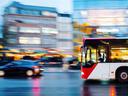 Linienbus und Auto im Stadtverkehr
