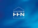 Blauer Hintergrund aud dem sich der Schriftzug HHN befindet. Darüber steht Schutzraum. Beide Elemente stehen inmitten eines Hauses, dessen Umrisse zu sehen sind. Hochschule Heilbronn als Schutzraum