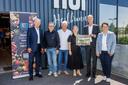 Der HHN-Klimawald siegt beim Edeka-Nachhaltigkeitsprojekt. Die Verantwortlichen halten lächelnd den Scheck in die Kamera.