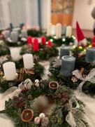 Fertig gebundene Adventskränze mit Kerzen