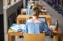 Eine Studentin arbeitet in der Bibliothek.