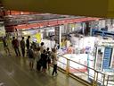Besucher*innen in einem Labor des CERN.