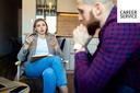 Mann sitzt in einer Beratung, eine Frau berät ihn