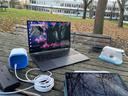 Ein Laptop und Messgeräte auf einem Tisch im Freien