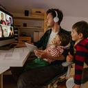 Mann mit zwei Kindern vor einem Bildschirm im Homeoffice