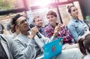 Student mit Mikro im Hörsaal