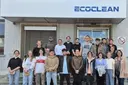 Studierendengruppe des Studiengangs Umwelt- und Prozessingenieurwesen vor dem Firmengebäude der Ecoclean GmbH. Die Exkursion fand im Rahmen des Wahlfachs 'Technische Sauberkeit' statt, um industrielle Reinigungsprozesse und Anlagenbau vor Ort kennenzulernen.