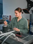 Eine Studentin führt ein Experiment zur Partikelgrößenmessung im Verfahrenstechniklabor  des Studiengangs Umwelt- und Prozessingenieurwesen durch.