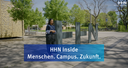 Eine junge Frau lehnt am Eingang des TechCampus in Sontheim.