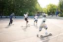 The image depicts a situation of the "Sport im Park" initiative of the citiy of Heilbronn where the GECKO Longboard & Skateboard Lab offered Longboard Courses