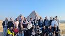 Gruppebild von Studierenden vor einer Pyramide