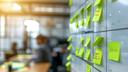 Ein Whiteboard mit vielen Post-Its.