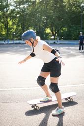 The image depicts a situation of the "Sport im Park" initiative of the citiy of Heilbronn where the GECKO Longboard & Skateboard Lab offered a longboarding course