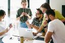 5 Studierende beim Brainstormen