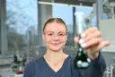 Studentin hält im Labor einen Messkolben in die Kamera und demonstriert praxisnahe Arbeit im Studiengang Umwelt- und Prozessingenieurwesen an der Hochschule Heilbronn.