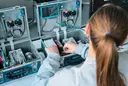 Eine Studentin führt ein Experiment zur Partikelgrößenmessung im Verfahrenstechniklabor des Studiengangs Umwelt- und Prozessingenieurwesen durch.