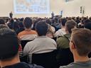 Ein Raum voller Studierender die zwei Vortragenden zuhören