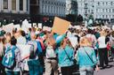 Menschen mit Plakaten