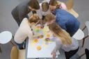 Studierende am Tisch beim Brainstormen