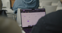 Ein Laptopbildschirm, auf dem man das Dashboard einer Social Media Kampagne sieht
