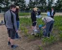 Junge Menschen mit eine Roboter auf einem Feld