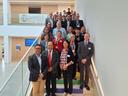 Eine Gruppe von internationalen Menschen in einem Gebäude auf einer Treppe