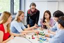 Studierende und Lehrperson besprechen gemeinsam Lerninhalte