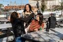 3 Frauen sitzen an einer Bank vor einem Fluss in Buenos Aires