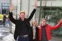 3 Studierende freuen sich mit ausgebreiteten Armen