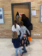 Das Bild zeigt Kinder bei der Kürbisrallye