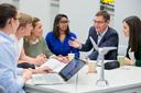 Studierende in einer Besprechung