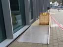 Das Bild zeigt den barrierefreien Zugang zum Gebäude G über die Rampe.