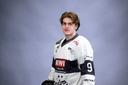Ein junger Mann in Eishockey-Ausrüstung.