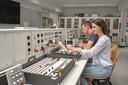 zwei Personen arbeiten in einem Elektrolabor