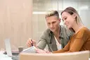 Ein junger Mann und eine junge Frau lernen zusammen.